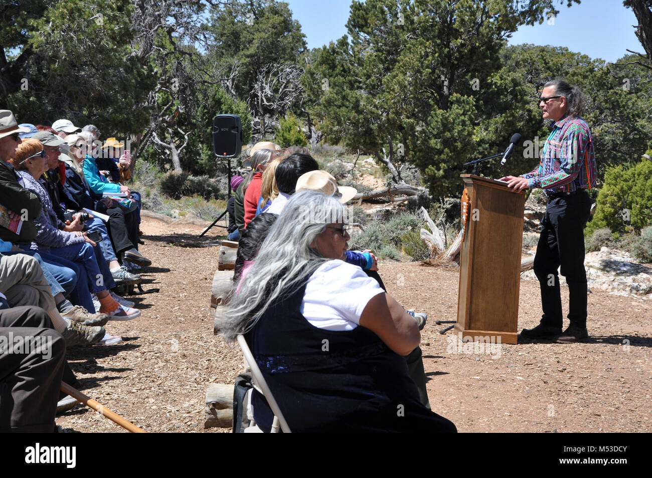 DV Umwidmung kann. Desert View Umwidmung - Mai 22, 2016 Ed Hall Adressen der Menge. Der National Park Service (NPS) und seine Partner eine Re-Einweihung am Desert View Wachturm am Sonntag, den 22. Mai 2016. Die Zeremonie, ein National Park Service Centennial Ereignis, gedachte der großen Neueröffnung und Umwidmung der Wachtturm aus ein Souvenirshop, ein kulturelles Erbe. Vertreter f Stockfoto