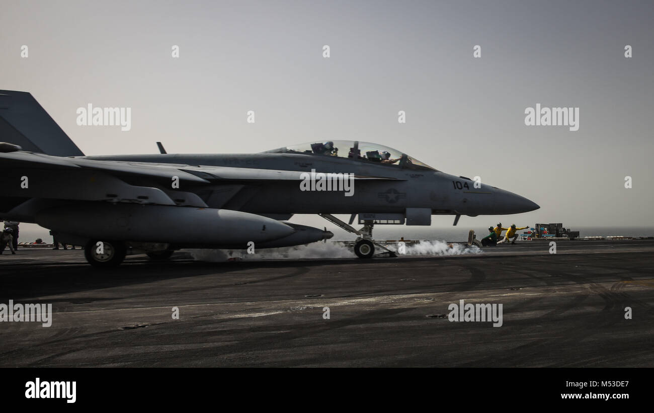 180219-N-VN 584-1076 arabischen Golf (Feb. 19, 2018) Eine F/A-18F Super Hornet, zugeordnet zu den Kämpfen der Redcocks Strike Fighter Attack Squadron (VFA) 22, startet von der Flight Deck des Flugzeugträgers USS Theodore Roosevelt (CVN 71). Theodore Roosevelt und ihre Carrier strike Group werden in den USA 5 Flotte Bereich für Maßnahmen zur Erhöhung der Sicherheit im Seeverkehr im Einsatz Verbündeten und Partnern zu beruhigen und der Freiheit der Schiffahrt und des freien Handels in der Region erhalten. (U.S. Marine Foto von Mass Communication Specialist 3. Klasse Alex Corona/Freigegeben) Stockfoto