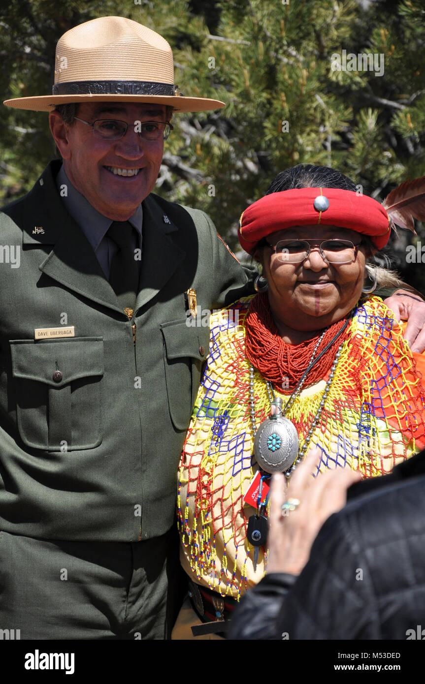 DV Umwidmung kann. Desert View Umwidmung - Mai 22, 2016 Diana Sue Uqualla und Betriebsleiter David V. Uberuaga. Der National Park Service (NPS) und seine Partner eine Re-Einweihung am Desert View Wachturm am Sonntag, den 22. Mai 2016. Die Zeremonie, ein National Park Service Centennial Ereignis, gedachte der großen Neueröffnung und Umwidmung der Wachtturm aus einem Souvenirshop zu einem kulturellen Heritag Stockfoto