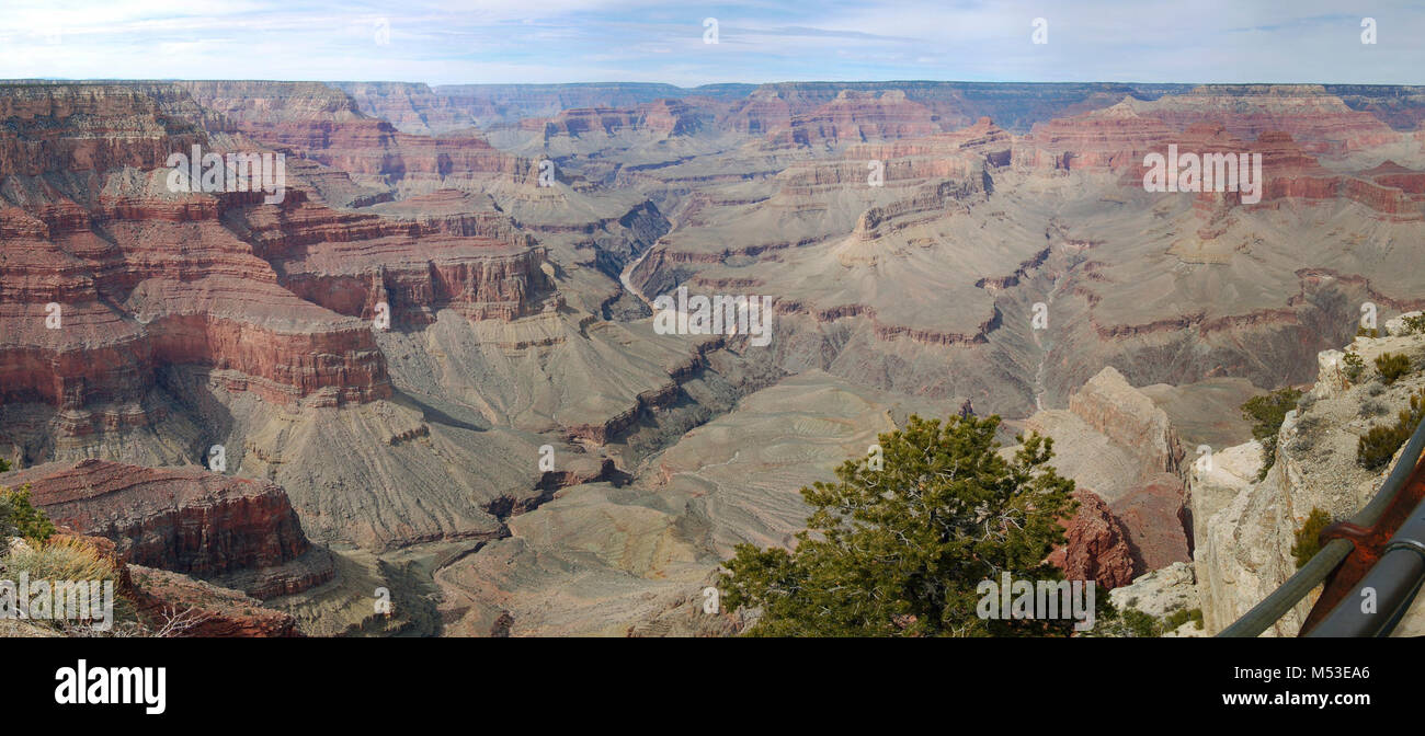 Grand Canyon NP Pima Point. Pima Point ist einer der besten Plätze auf der Felge zu sehen und manchmal den Fluss hören. Der Splash und Schleifen von Granit Rapids unten gehört werden kann, die schlubworte Canyon Wände an ruhigen Tagen. Die Greenway Weg führt von hier nach Hermits Rest, so dass Radfahrer und Besucher mit Rollstuhl den Weg mit Fußgängern zu teilen. Erfahren Sie mehr über Ansichten entlang der Einsiedler Straße hier: Stockfoto