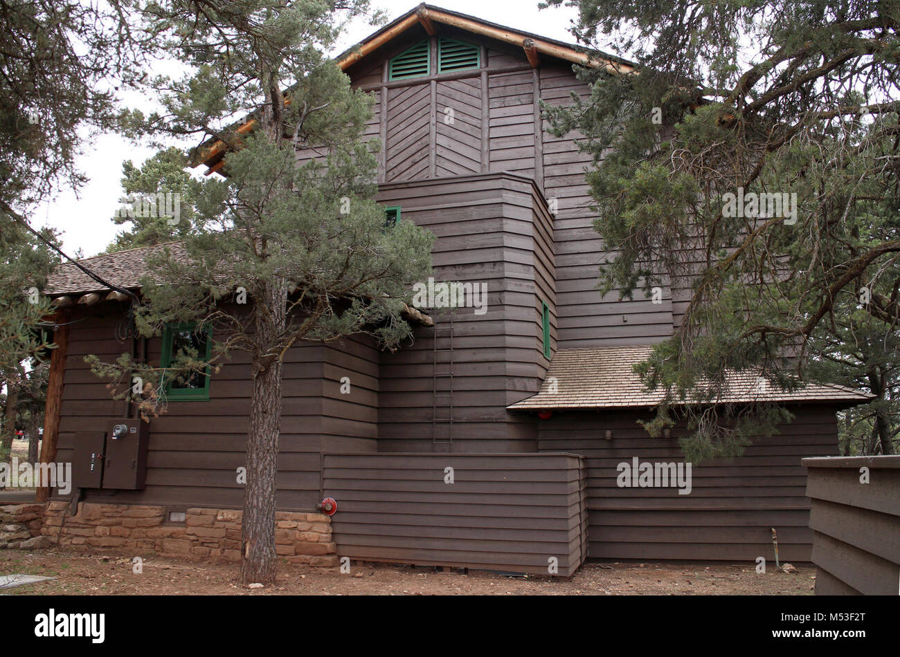 Grand Canyon National Park Community Building (2014) 8253. Die öffentliche Verwaltung (PWA) der Bau des Gebäudes der Gemeinschaft, während die CCC und National Park Service die Arbeit finanziert. Im Jahr 1934 begonnen und 1935 abgeschlossen, es ersetzt ein Struktur in einer anderen Lage, im Jahr zuvor verbrannt hatte. Über die Jahre hat sich die Community Building hat eine öffentliche Bibliothek untergebracht, gehostete spielt und die Gemeinschaft treffen und seit fünfzig Jahren angebotenen Filmen. Die CO2-arc Projektoren noch im Upstairs loft wohnen, aber nicht zur Einsicht zur Verfügung. Der zweite Stock war der Freimaurer mee Lodge Stockfoto