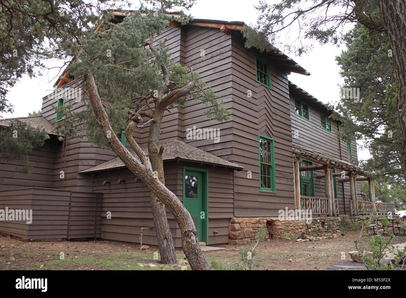 Grand Canyon National Park Community Building (2014)8256. Die öffentliche Verwaltung (PWA) der Bau des Gebäudes der Gemeinschaft, während die CCC und National Park Service die Arbeit finanziert. Im Jahr 1934 begonnen und 1935 abgeschlossen, es ersetzt ein Struktur in einer anderen Lage, im Jahr zuvor verbrannt hatte. Über die Jahre hat sich die Community Building hat eine öffentliche Bibliothek untergebracht, gehostete spielt und die Gemeinschaft treffen und seit fünfzig Jahren angebotenen Filmen. Die CO2-arc Projektoren noch im Upstairs loft wohnen, aber nicht zur Einsicht zur Verfügung. Der zweite Stock war der Freimaurer mee Lodge Stockfoto