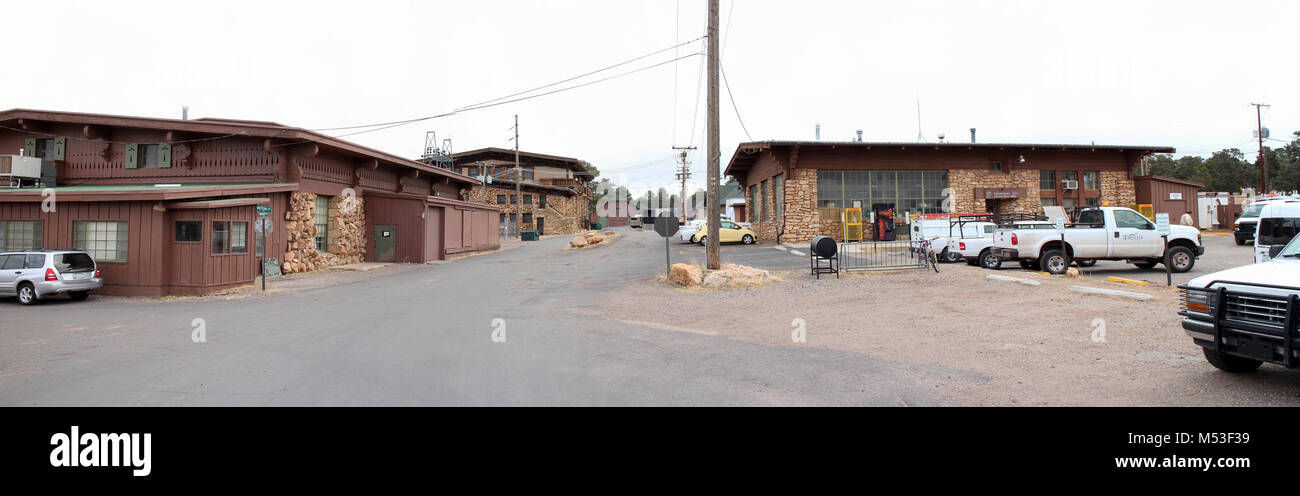 Grand Canyon National Park Wäscheservice, Powerhouse, Maultier, Scheune und Wartung. Die Farbe/Wartung Shop (rechts) wurde 1931 von der Fred Harvey Company konstruiert einen geschlossenen Raum Unternehmen Fahrzeuge und Geräte zu malen. Fünf Jahre nach der Energiezentrale und die Wäsche, die Farbe/Wartung Shop ist in einer kostenlosen rustikalen schweizer Chalet Stil gebaut. Es wurde später zu einer Werkstatt umgebaut. Derzeit dient es als Ingenieurbüro für Xanterra, einem Park konzessionär von der Fred Harvey Company herabkam. Ein nicht-Beitrag hinaus entlang der South fac gebaut wurde Stockfoto