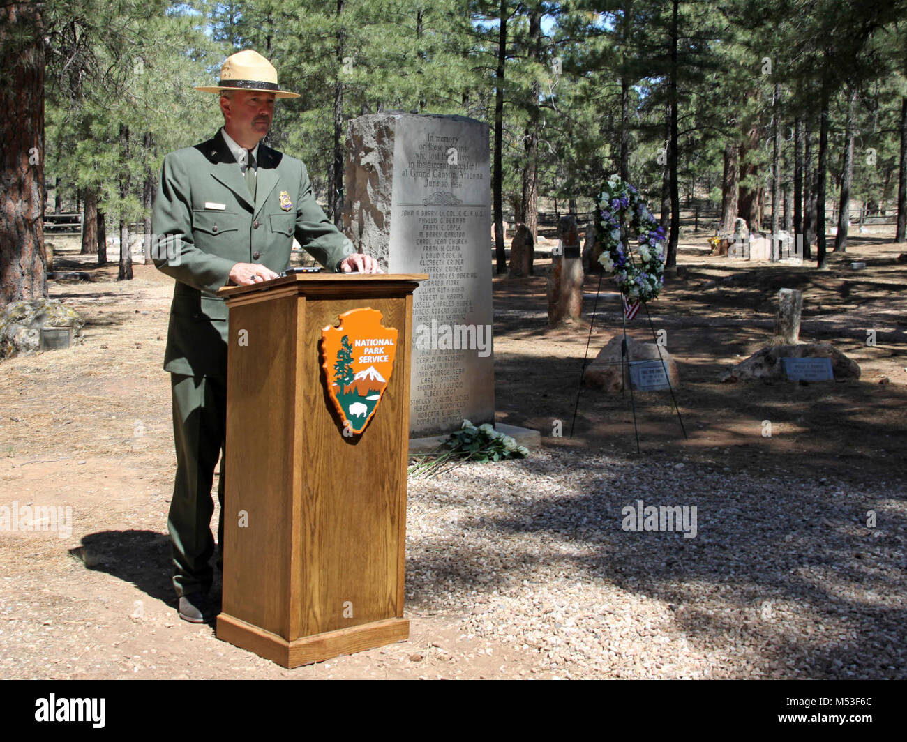 Juni 30, 2014 Kranzniederlegung Zeremonie-GC-Pionier. Chief Ranger Bill Wright, den Vorsitz über die kranzniederlegung Zeremonie am Grand Canyon Pionier Zeremonie. . Am 30. Juni 1956, eine Trans World Airlines (TWA) Super Constellation L-1049 und ein United Airlines DC-7 kollidierte in luftige Luftraum 21.000 Fuß über dem Grand Canyon in Arizona, alle töten 128 Menschen die zwei Flüge an Bord. Die Tragödie trieb beispiellose Anstrengungen zur Modernisierung und die Sicherheit der Nachkriegszeit in America's Airways erhöhen, die ihren Höhepunkt in der Gründung des modernen Federal Aviation Administration. Grand Canyon National Pa Stockfoto