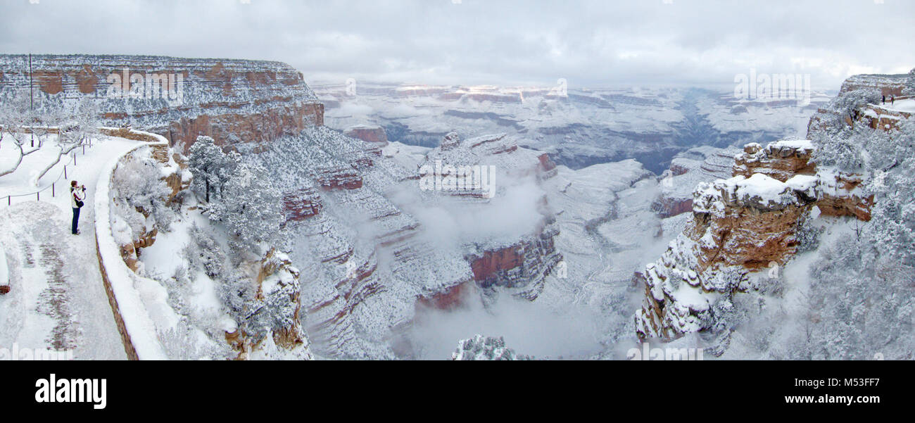 Frohes Neues Jahr 2015 von Grand Canyon National Park. Frohes Neues Jahr! Ab 9:15 Uhr am Morgen des 1. Januar 2015 alle South Rim Straßen sind offen - aber die Straßen sind wirklich Schnee und vereister - 4-Rad-Antrieb oder Schneeketten empfohlen. Grand Canyon erhalten einige zusätzliche Schnee heute Morgen und es ist ein Winter Wonderland heraus dort. Der Sturm wird erwartet, um 12.00 Uhr heute zu löschen, so dass der Schnee unten in der Schlucht schnell schmelzen. (Vom South Rim Historic District) Stockfoto