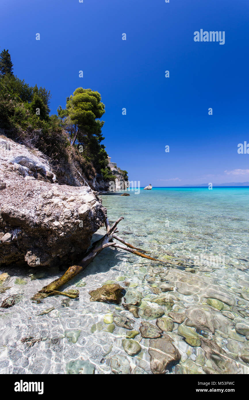 Türkisfarbenes Wasser, der Strand von Agios Ioannis Lefkas, Griechenland, am Ionischen Meer. Stockfoto