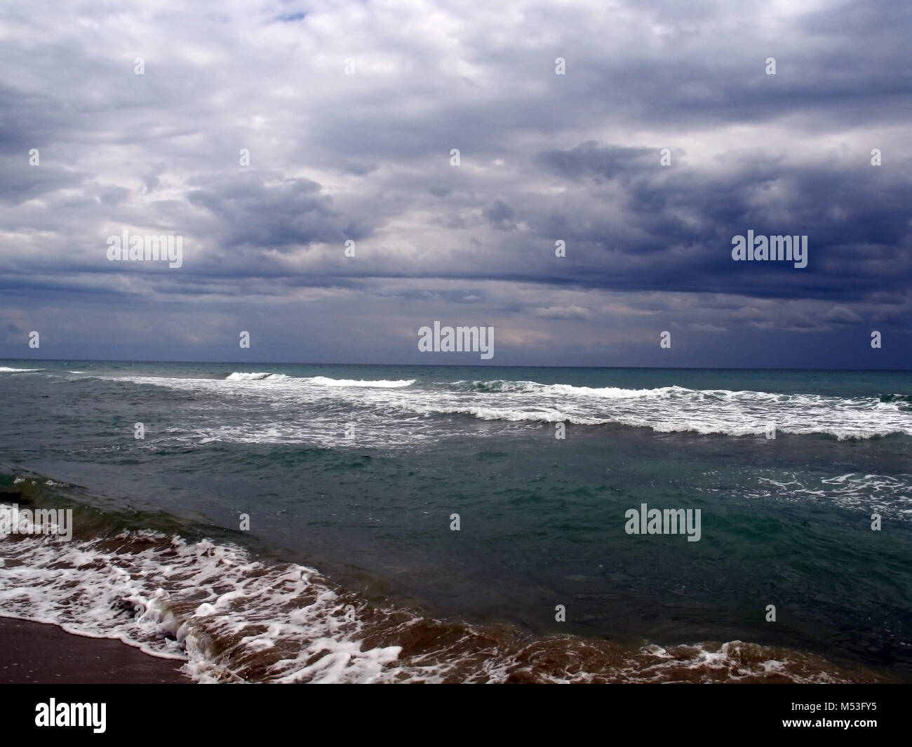 Gewitterwolken über dem Tyrrhenischen Meer im südlichen Italien Stockfoto