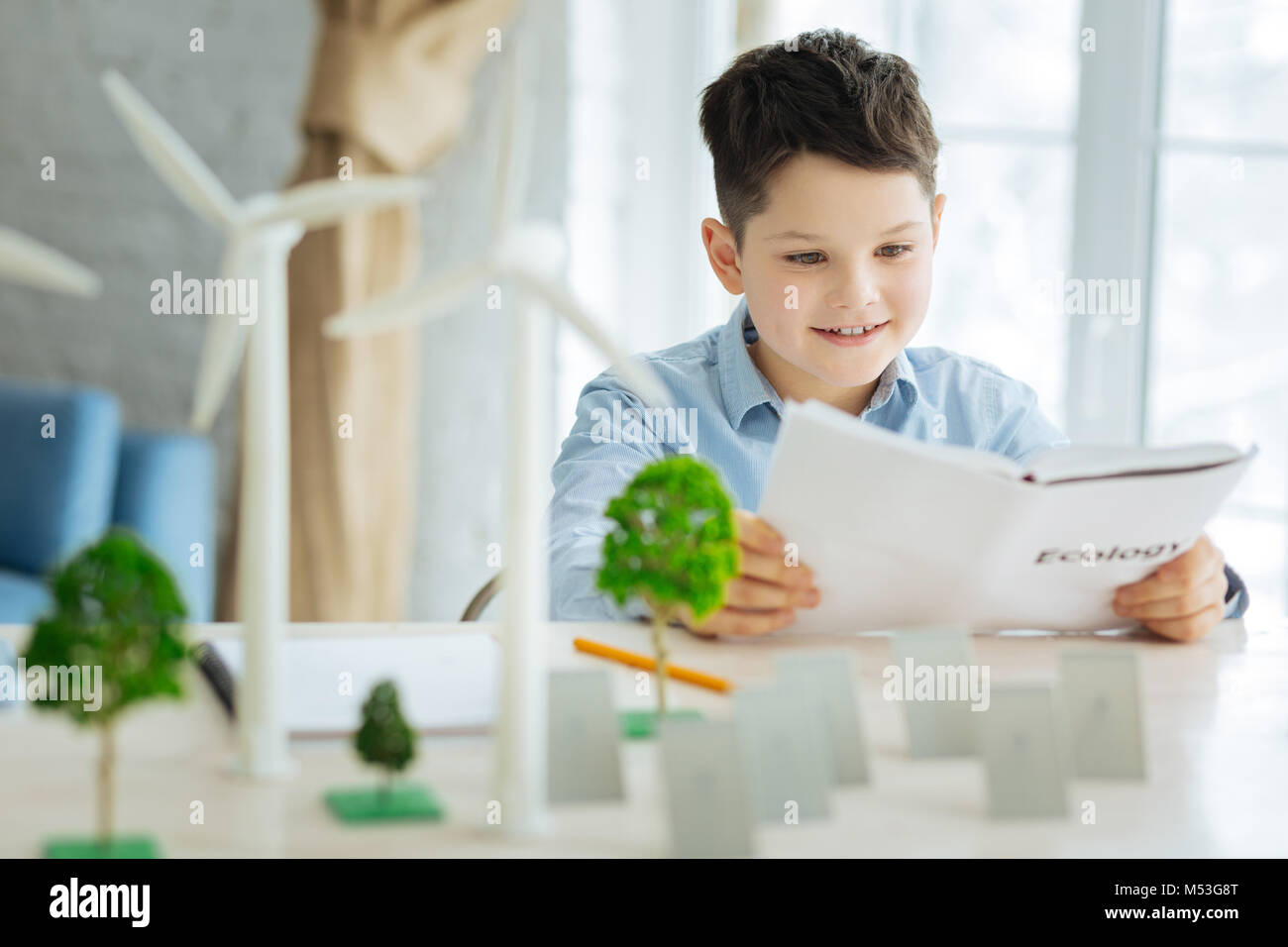 Pre teen boy model -Fotos und -Bildmaterial in hoher Auflösung – Alamy