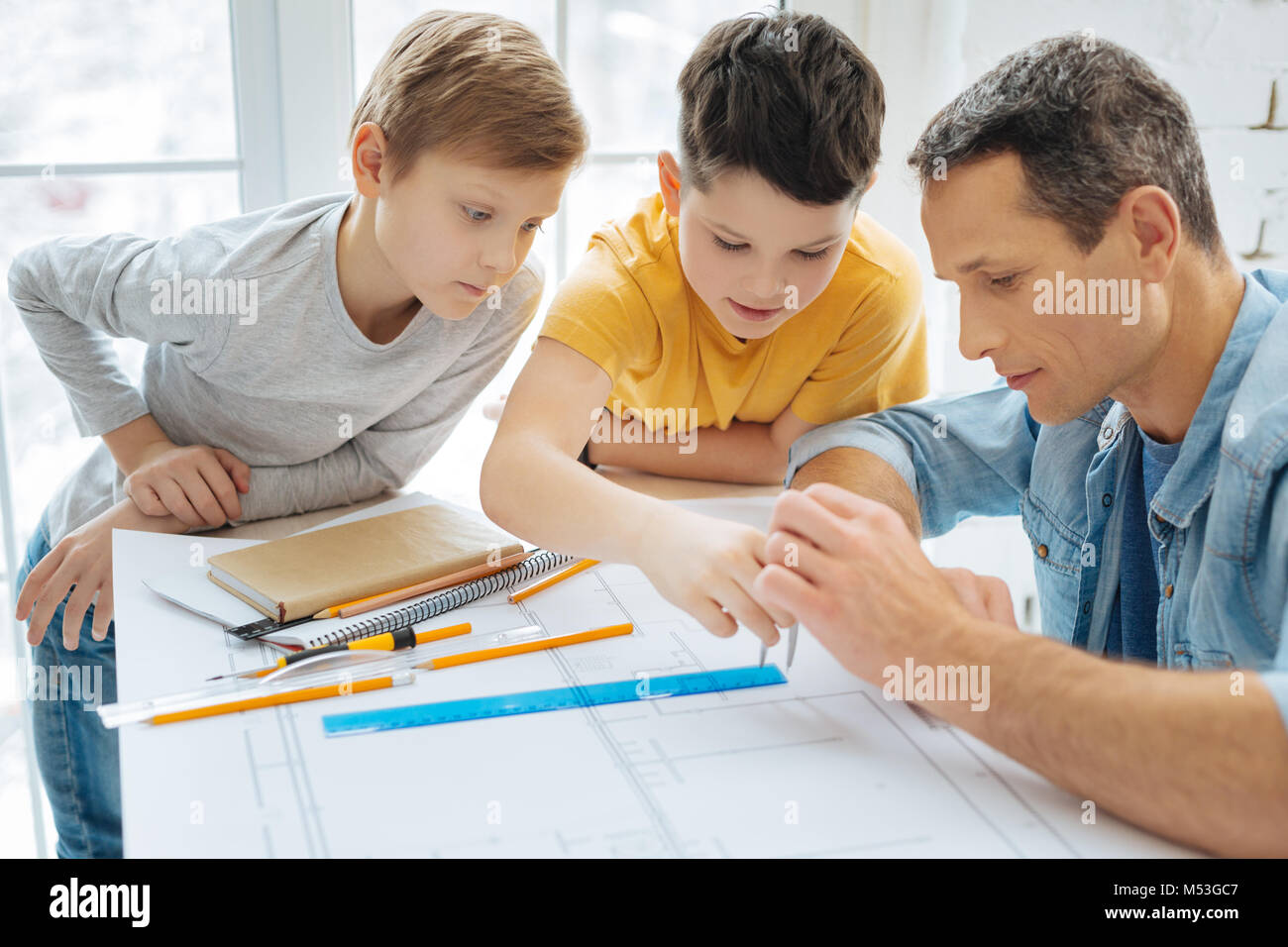 Pre teen boys -Fotos und -Bildmaterial in hoher Auflösung – Alamy