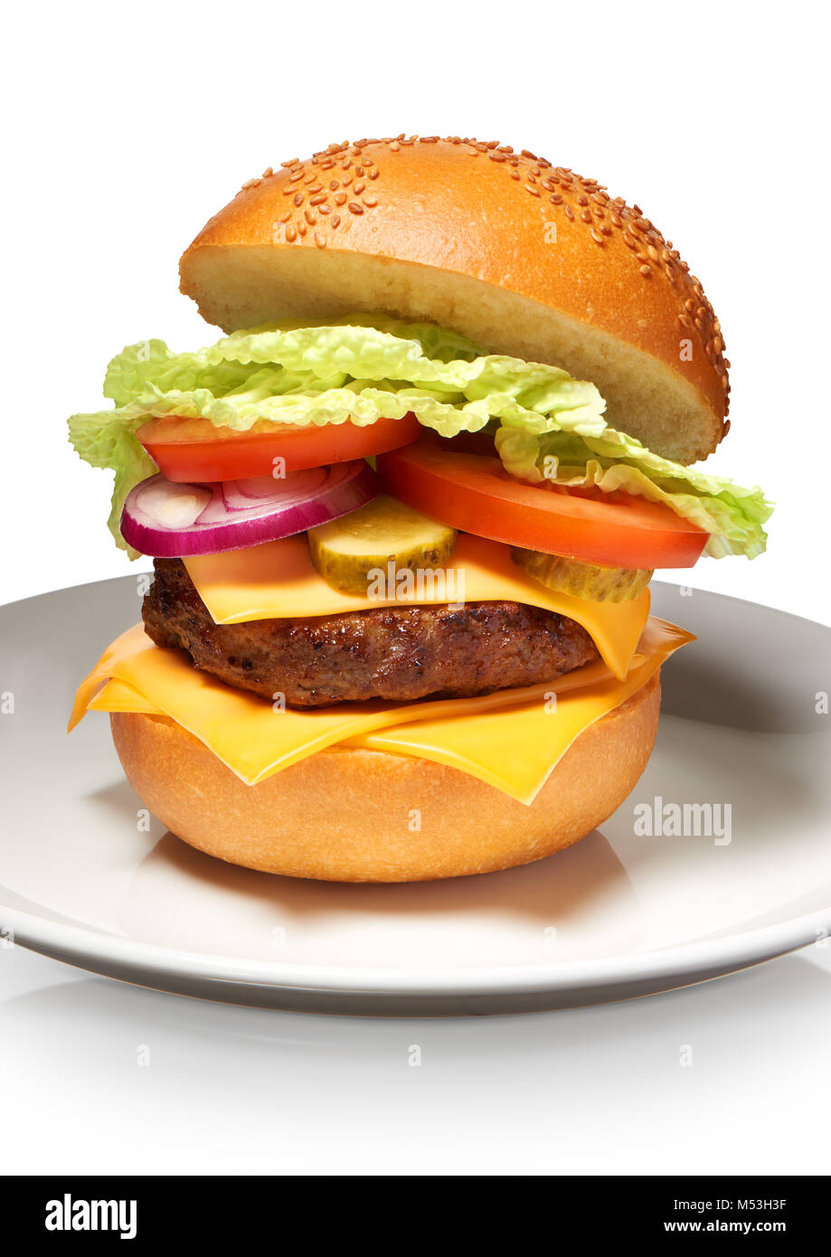Clouse, leckere Hamburger mit Käse, Gurken, Tomaten, Zwiebeln und Salat auf weiße Platte auf weißem Hintergrund. Beschneidungspfad enthalten Stockfoto
