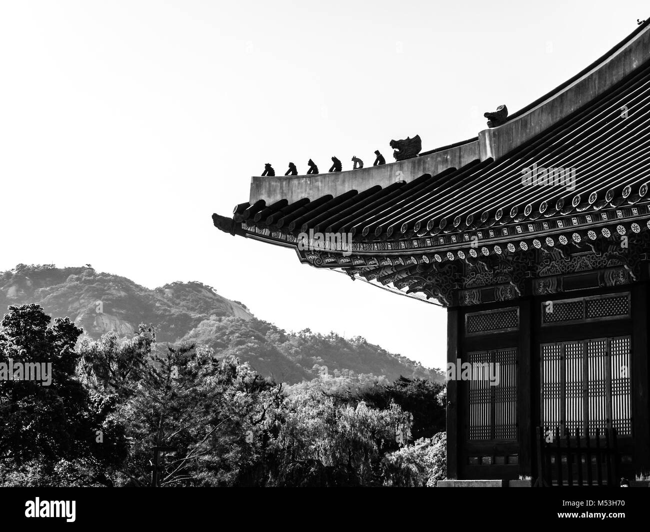 Traditionelle koreanische Dach. Schwarz-weiß-Bild. Gyeongbokgung Palast. Seoul, Südkorea Stockfoto