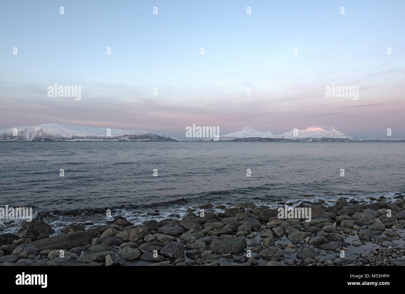 Ansicht des Ullsfjorden in der Gemeinde Lyngen, Norwegen Stockfoto