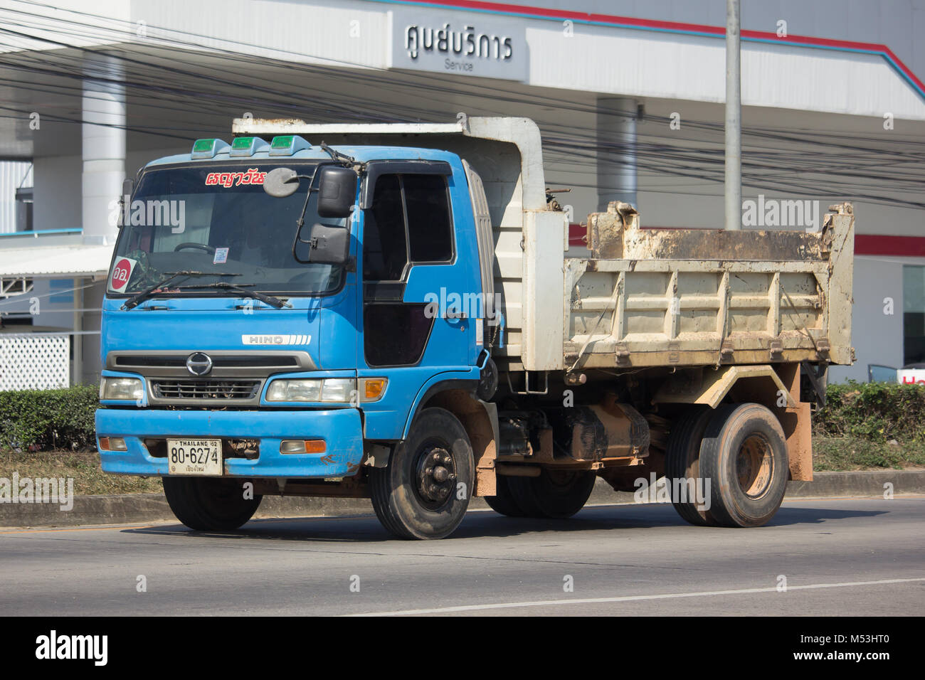 CHIANG MAI, THAILAND - 16. JANUAR 2018: Private Hino 6 Wheel Dump Truck. Auf der straße Nr. 1001 8 km von Chiangmai. Stockfoto