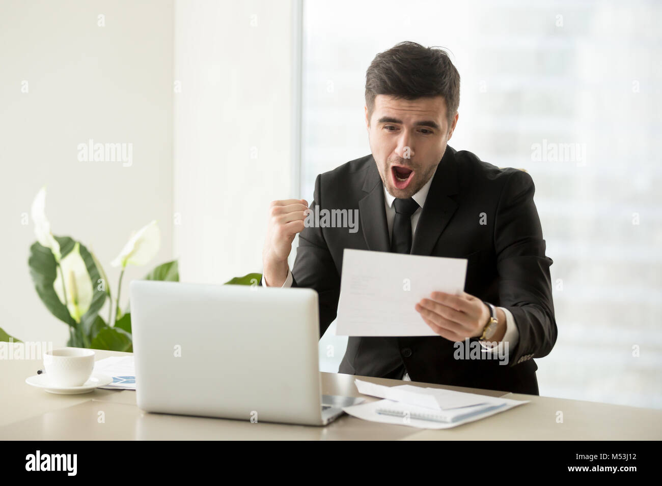 Mitarbeiter glücklich, der Beförderung oder Gehaltserhöhung Stockfoto