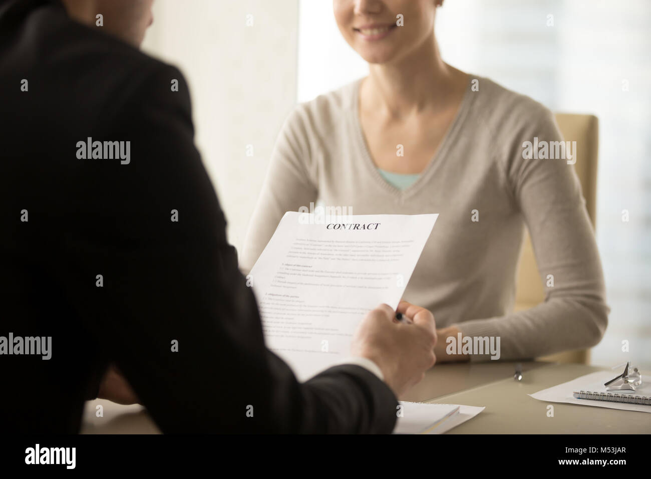 Weibliche und männliche Führungskräfte Studium Vertrag Stockfoto