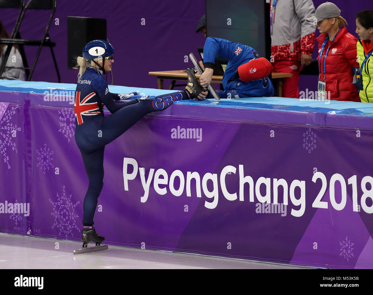 Großbritanniens Elise Christie hat einer Ihrer Schlittschuhe eingestellt, bevor die Wiederherstellung gestartet Damen Short Track Eisschnelllauf 1000m Wärme 5 an der Gangneung Oval bei Tag elf der Olympischen Winterspiele 2018 PyeongChang in Südkorea. Stockfoto