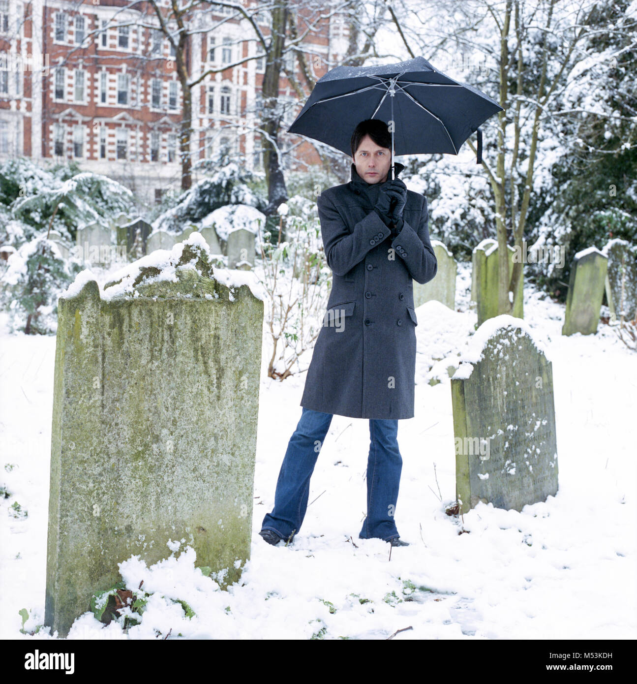 Brett Anderson von Wildleder im Schnee fotografiert, St Johns Wood Kirche Gardens, London, England. Stockfoto