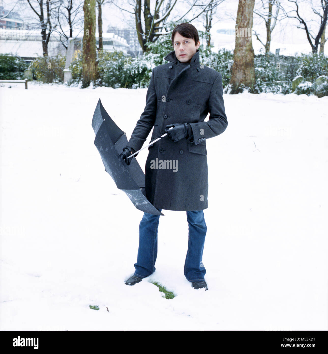 Brett Anderson von Wildleder im Schnee fotografiert, St Johns Wood Kirche Gardens, London, England. Stockfoto