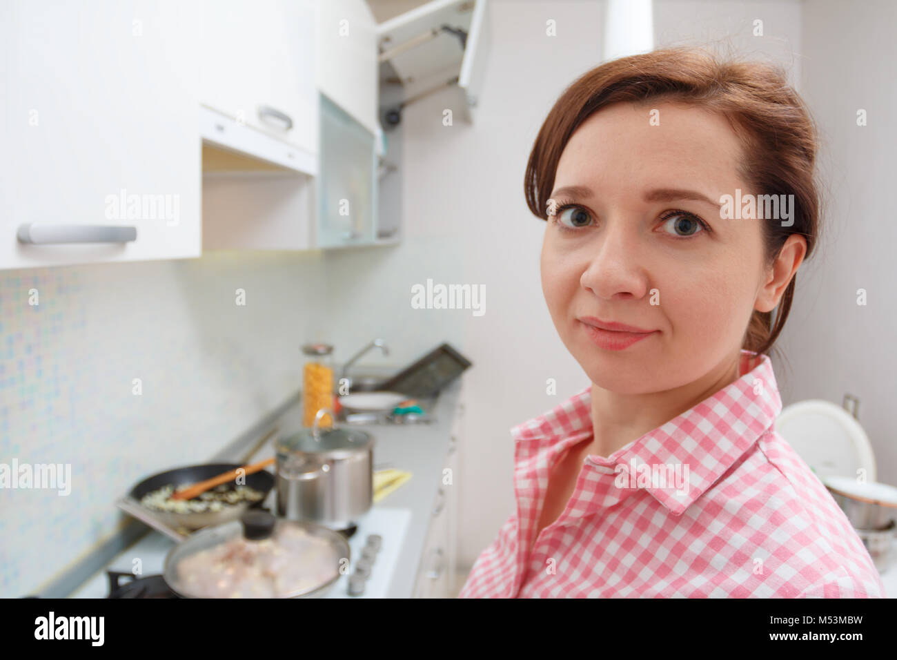 Eine Frau mittleren Alters Köche in der Küche Stockfoto
