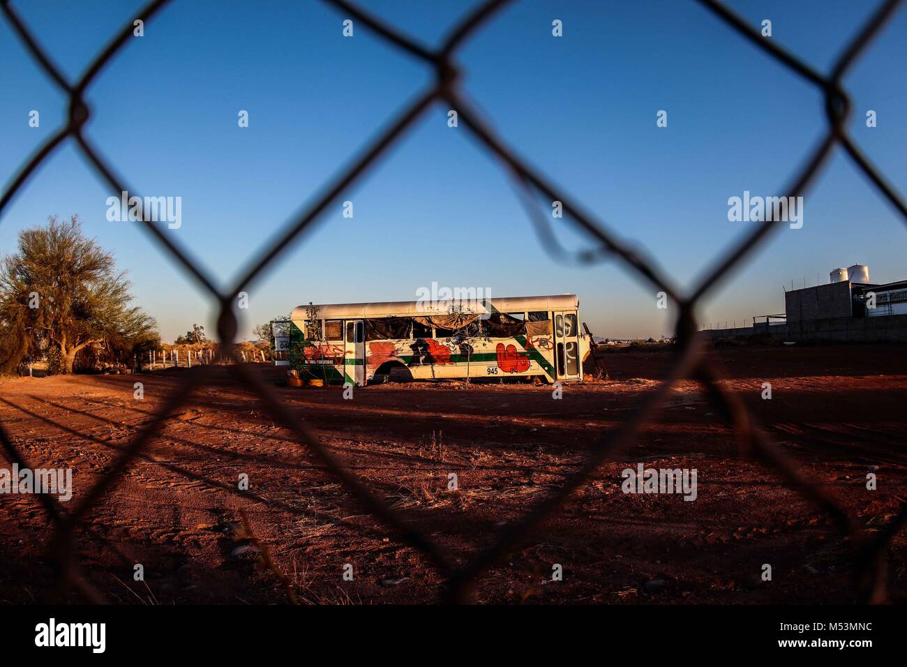 Camion de pasajeros abandonado en la colonia La Manga. visto travez de cerco de Malla de Acero. (Foto: LuisGutierrez/NortePhoto.com) Atard pclaves: Stockfoto