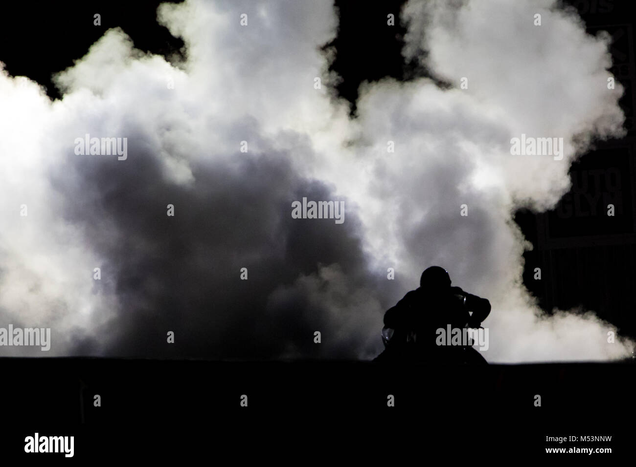 Rauchschwaden hinter einem Motorrad in Schwarz und Weiß (Monochrom) Stockfoto