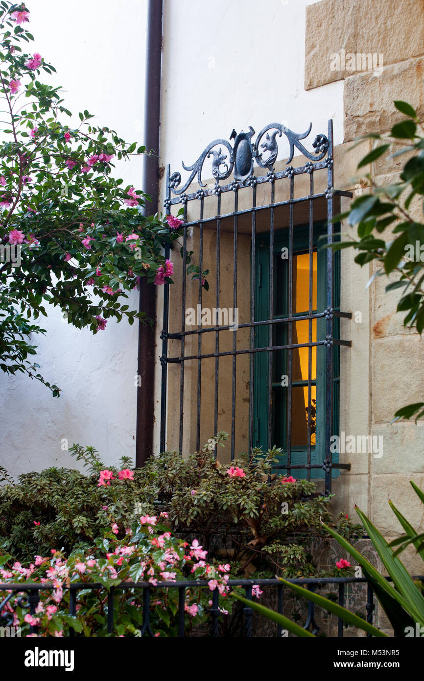 Detailansicht eines spanischen Fenster Gitter Stockfoto