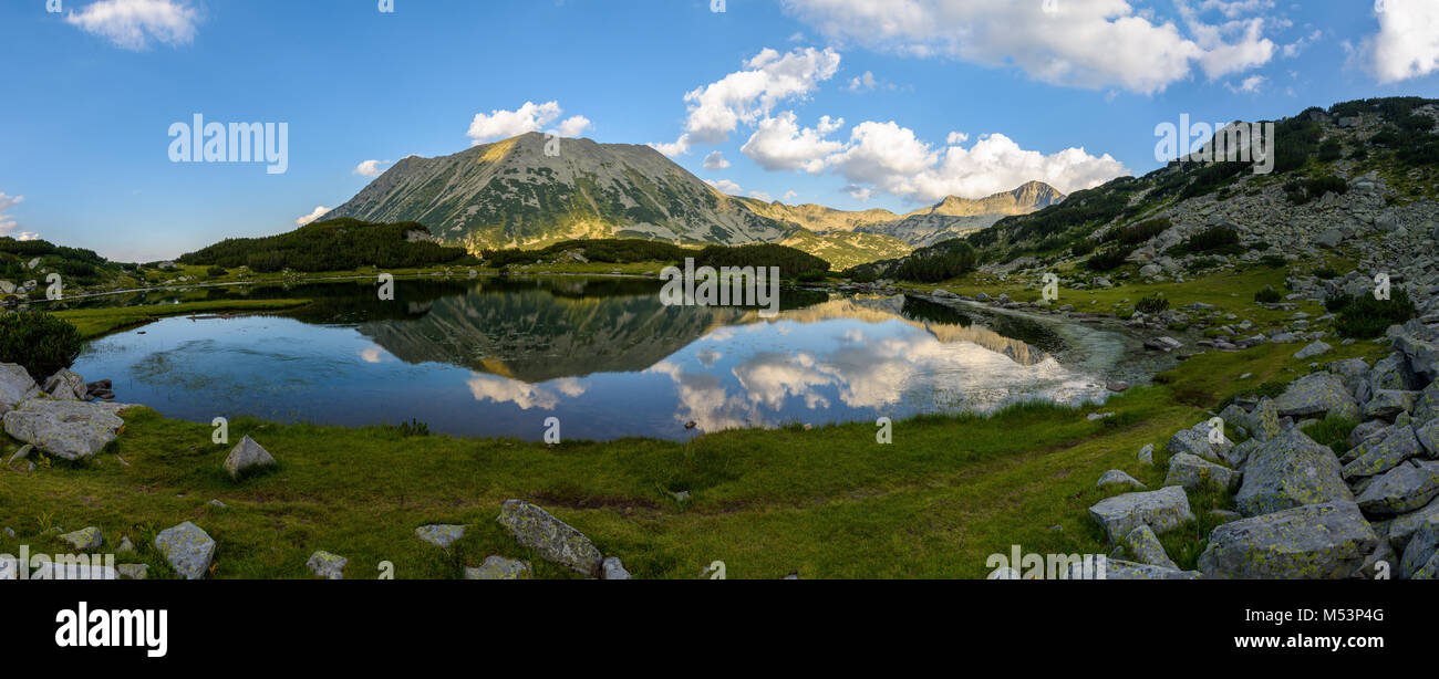 Muratovo See mit Reflexion der Todorka Peak, Pirin Nationalpark, Bulgarien Stockfoto