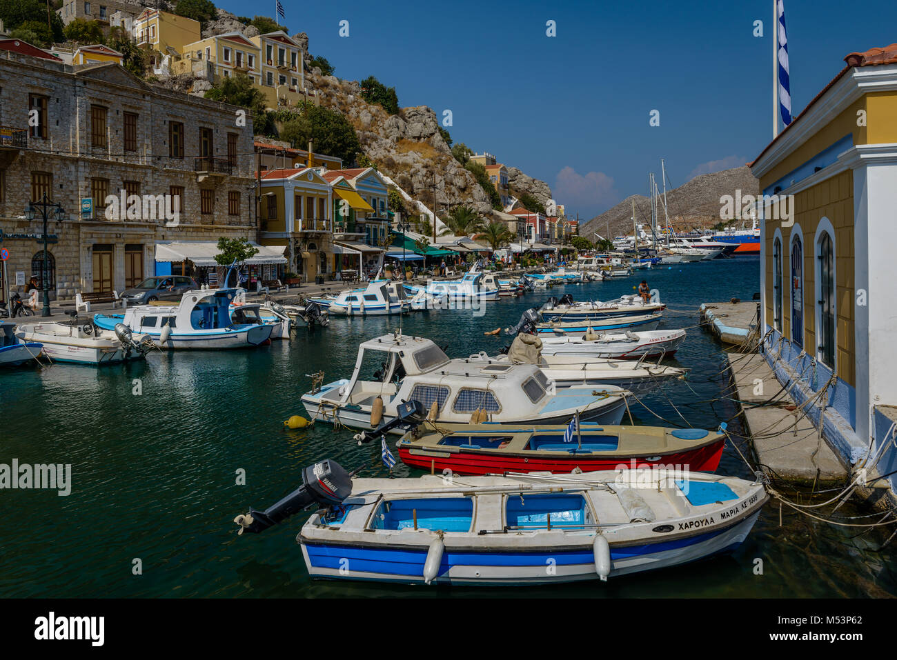 Symi (Simi), ist eine kleine Insel der Dodekanes in Griechenland, die Besucher mit der ruhigen Atmosphäre und die herrliche Architektur überrascht. Stockfoto