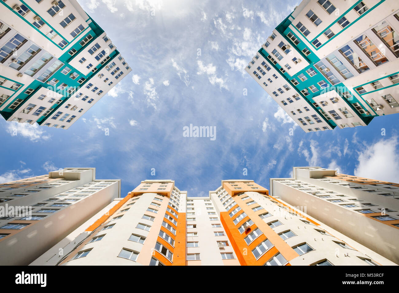 Wide Angle Shot von neuen Wohngebäuden Stockfoto