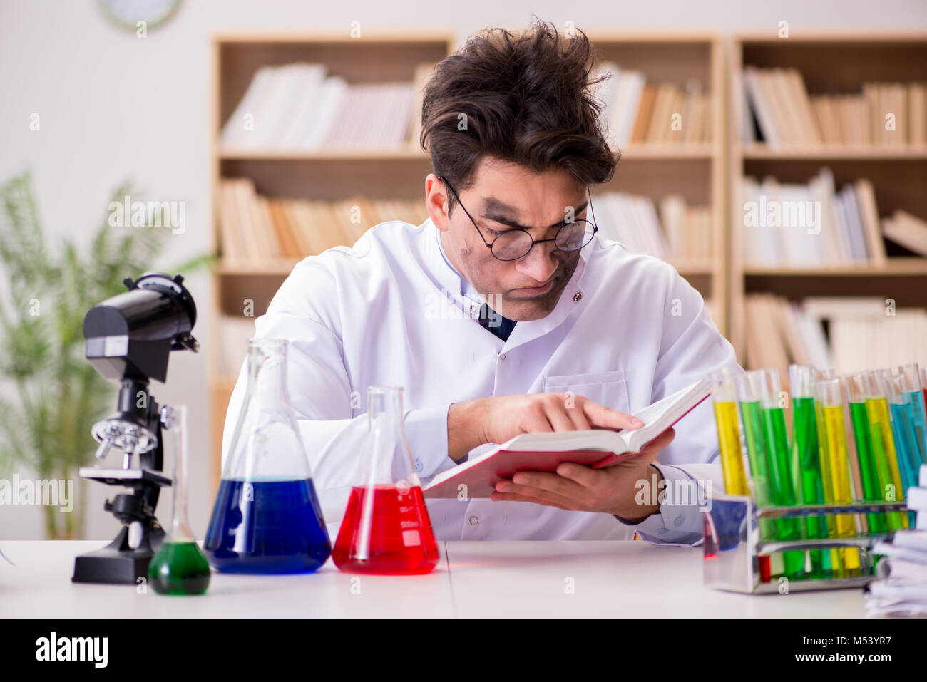 Mad verrückter Wissenschaftler Doktor Experimente in einem Labor Stockfoto