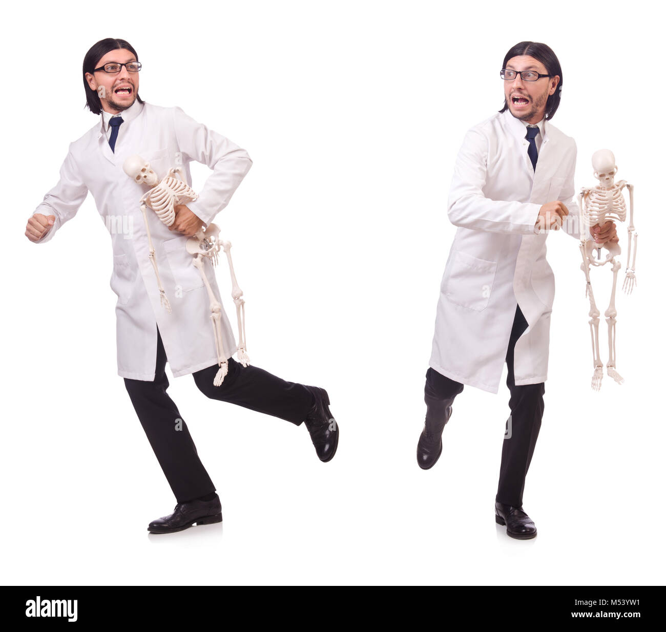Lustige Lehrer mit Skelett isoliert auf weiss Stockfoto