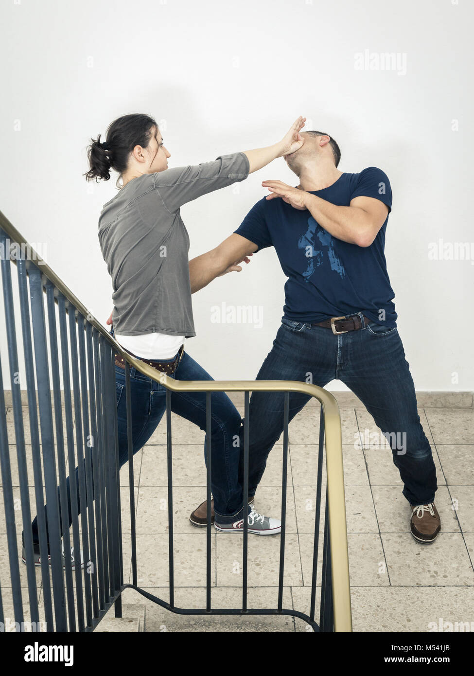 junge Frau mit Mann kämpfen Stockfoto