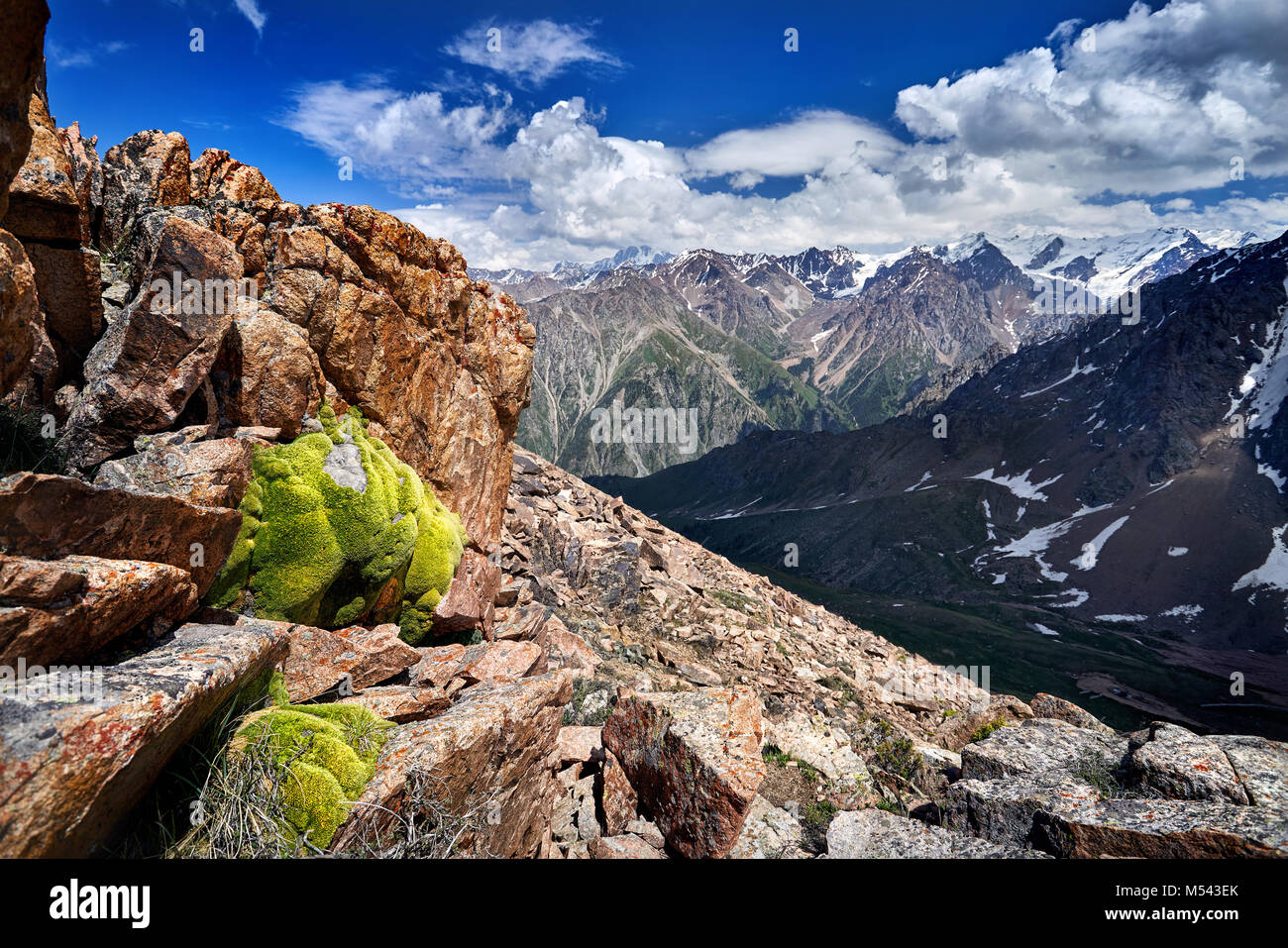 Moos und Berge Landschaft mit bewölktem Himmel Hintergrund Stockfoto