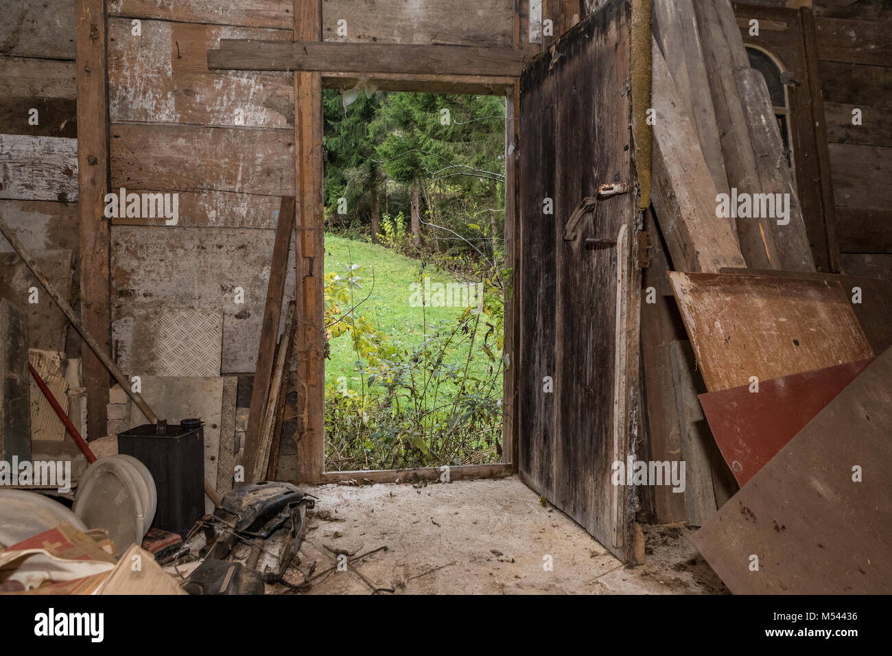 Alte Holztür an einem verlassenen Haus - verlorene Ort Stockfoto