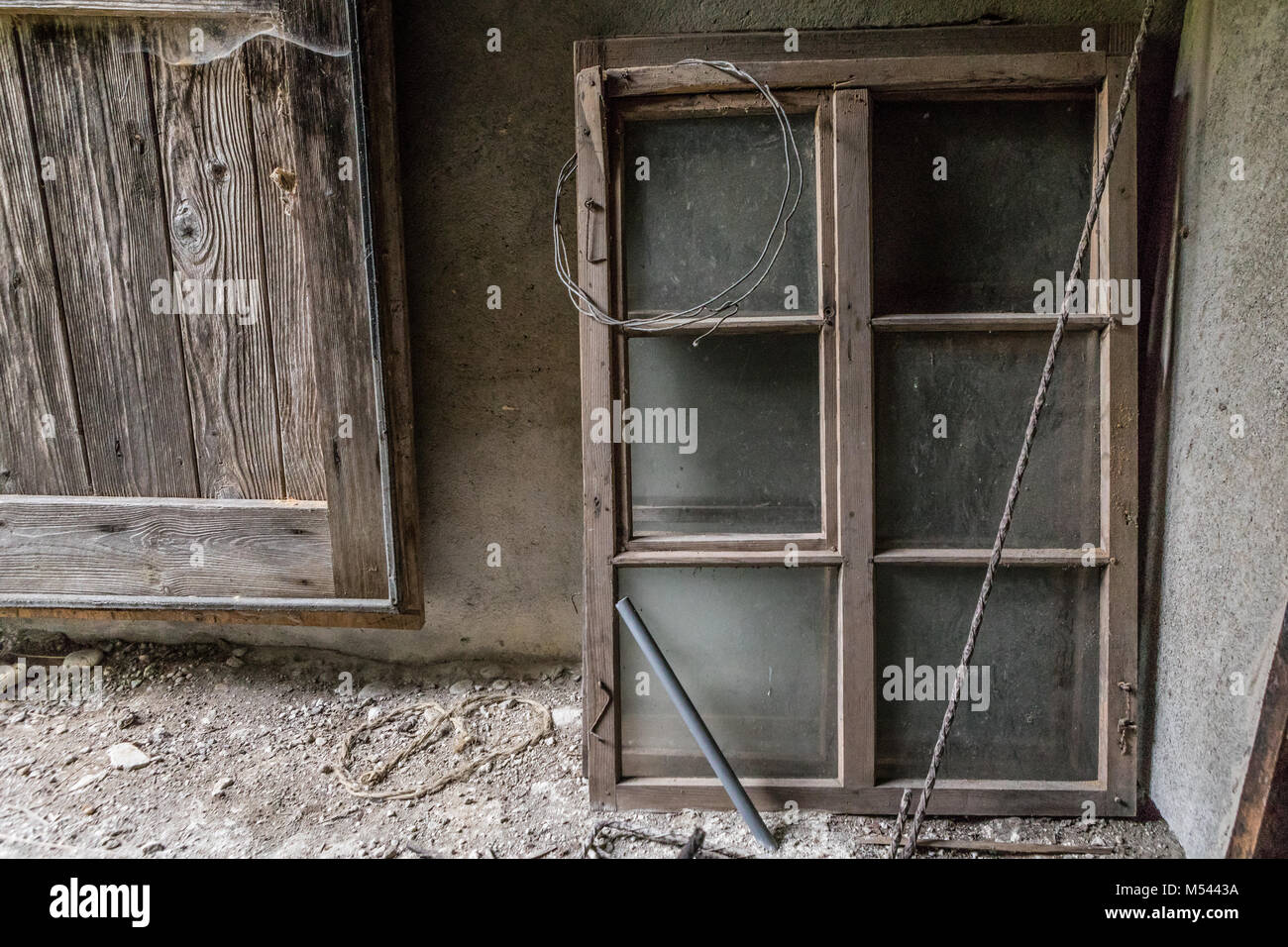 Alte Fenster an einem verlassenen Haus - verlorene Ort Stockfoto
