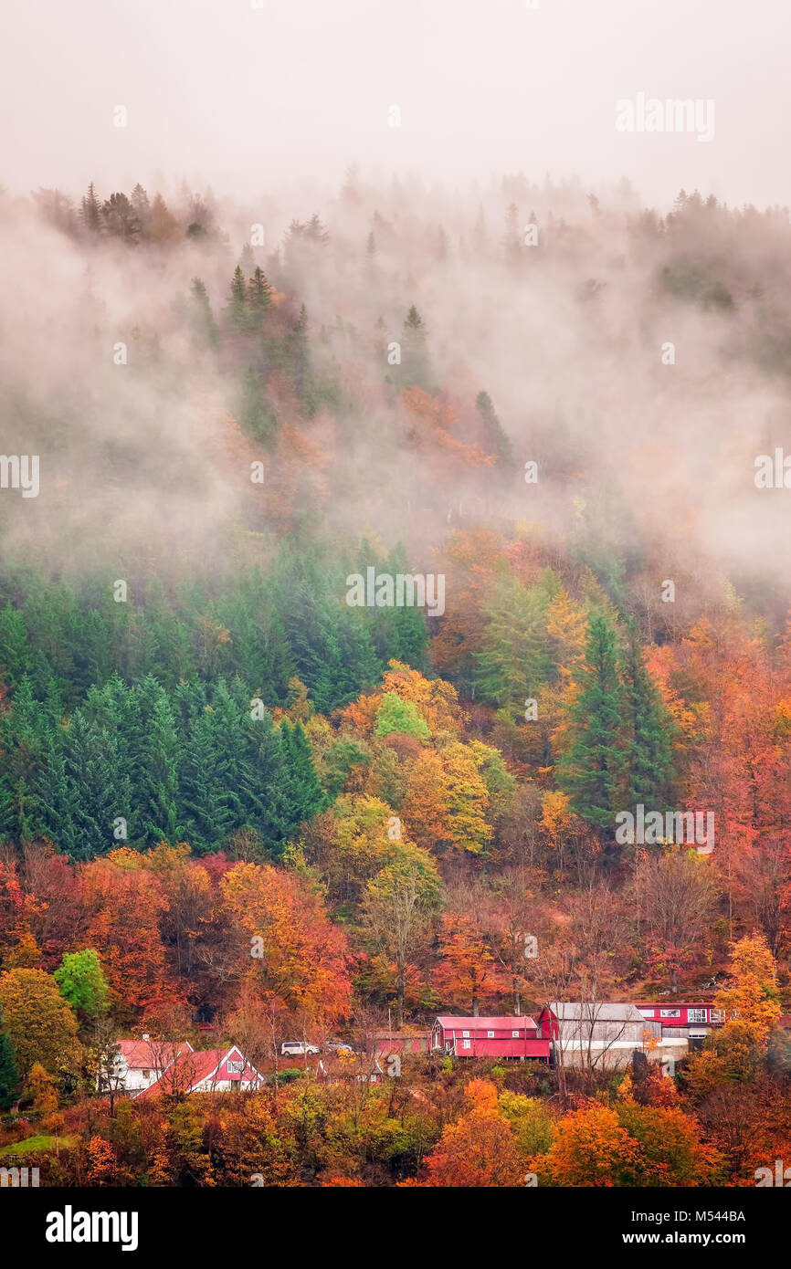 Hanglage Häuser in Bergen im Herbst Stockfoto