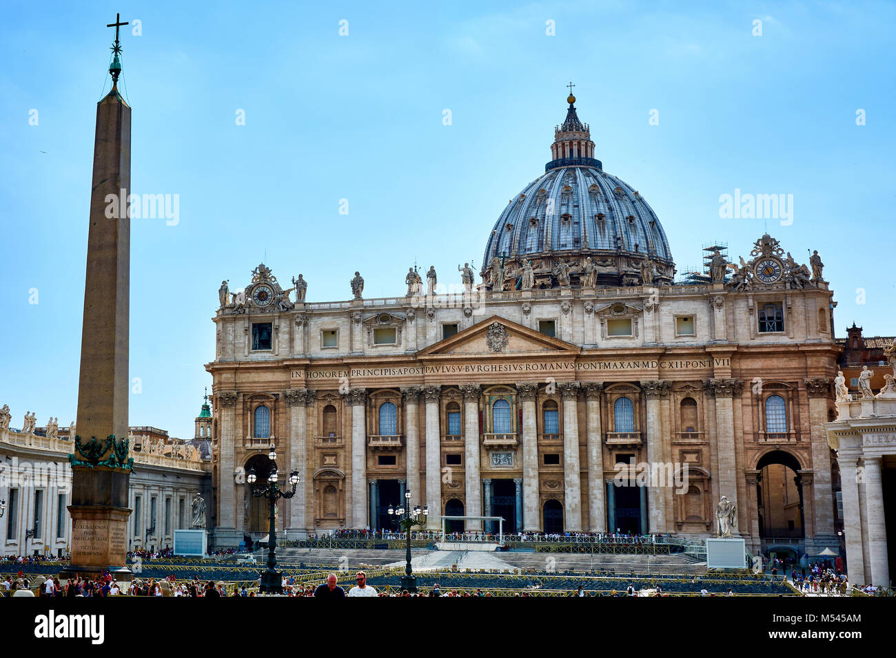 Vatikan VATIKAN - 17. MAI 2017: Blick von der Basilika des Heiligen Petrus und auf dem Petersplatz im Vatikan. Stockfoto