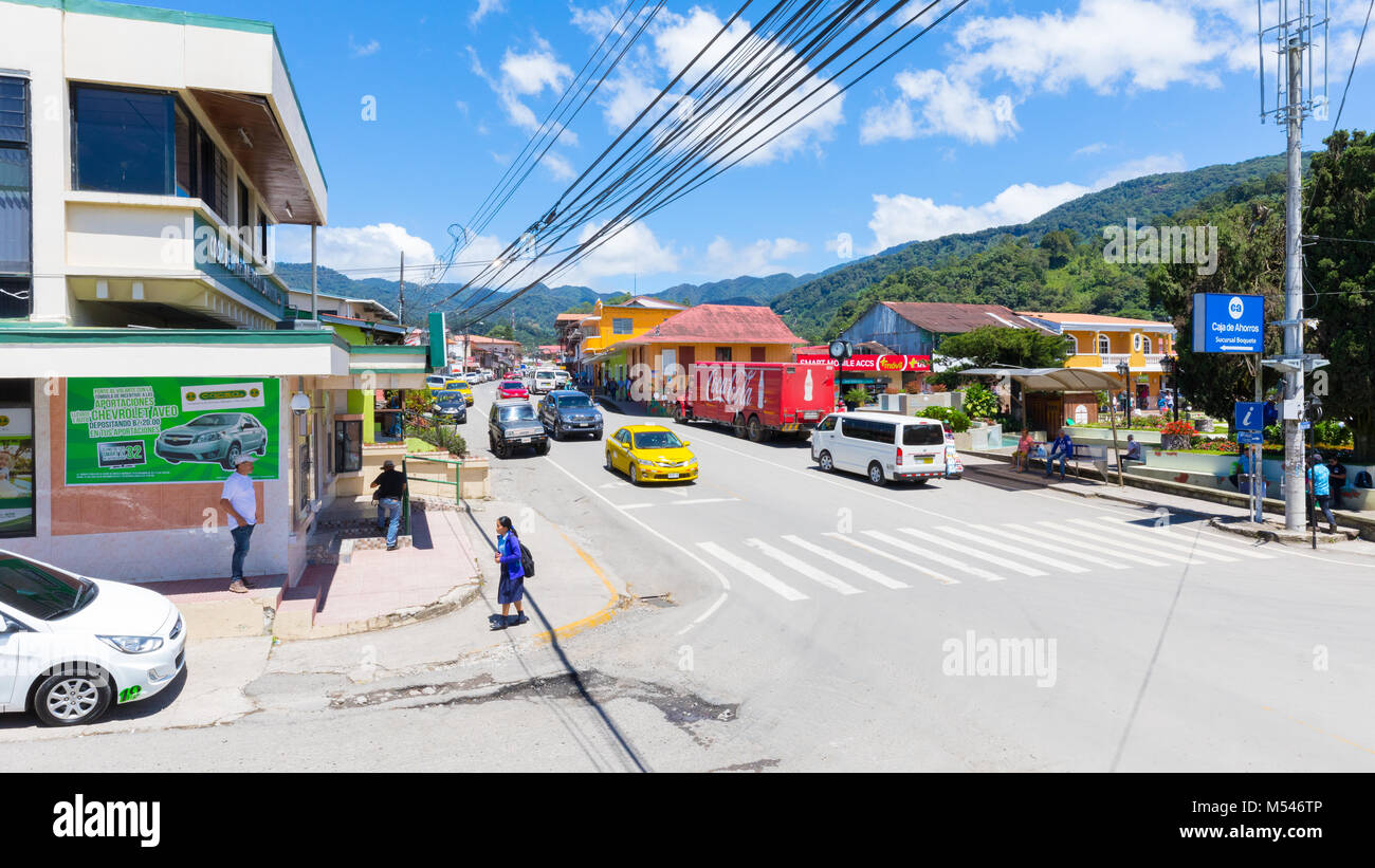 Central Street Boquete im Sommer mit Sonne Panama Stockfoto