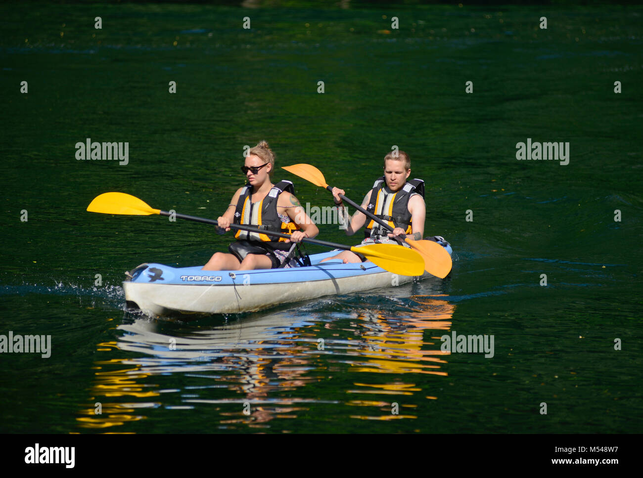 Kajak in Matka See, Matka Canyon, Mazedonien Stockfoto