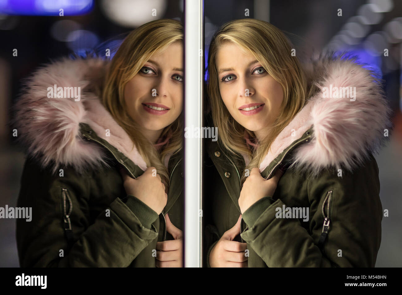 Portrait Reflexion einer jungen blonden Frau Stockfoto