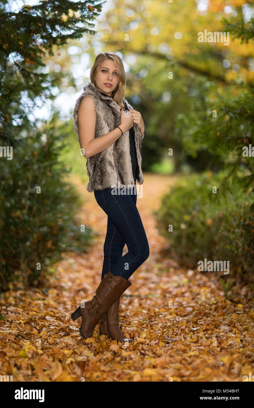 Junge blonde Frau im herbstlichen Outfit Stockfoto