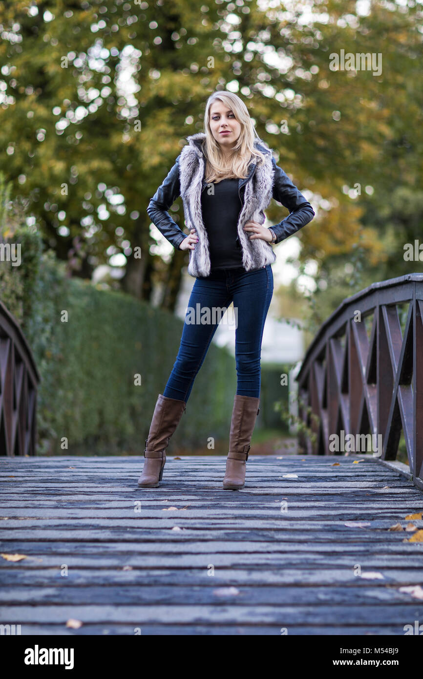 Junge blonde Frau im herbstlichen Outfit Stockfoto