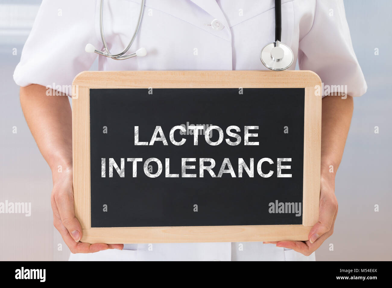 In der Nähe von Doktor mit dem Text Laktoseintoleranz auf kleine Schiefertafel Stockfoto