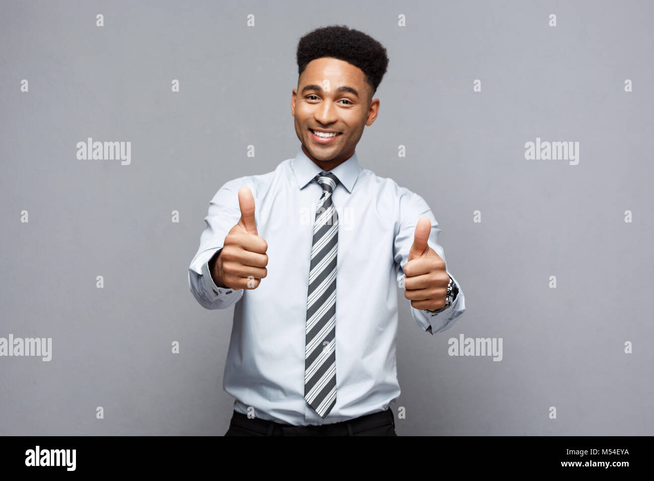 Geschäftskonzept - Erfolgreiche Afrikanische amerikanische Geschäftsmann, thump vor ihm. Stockfoto