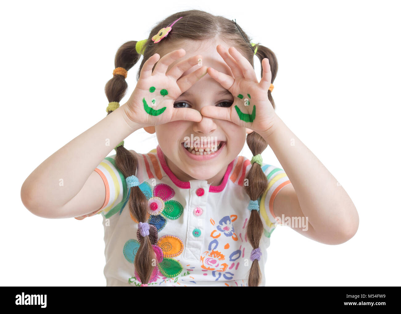 Glückliche kleine Mädchen mit smiley-Gesichter auf ihre Handflächen gemalt. Stockfoto