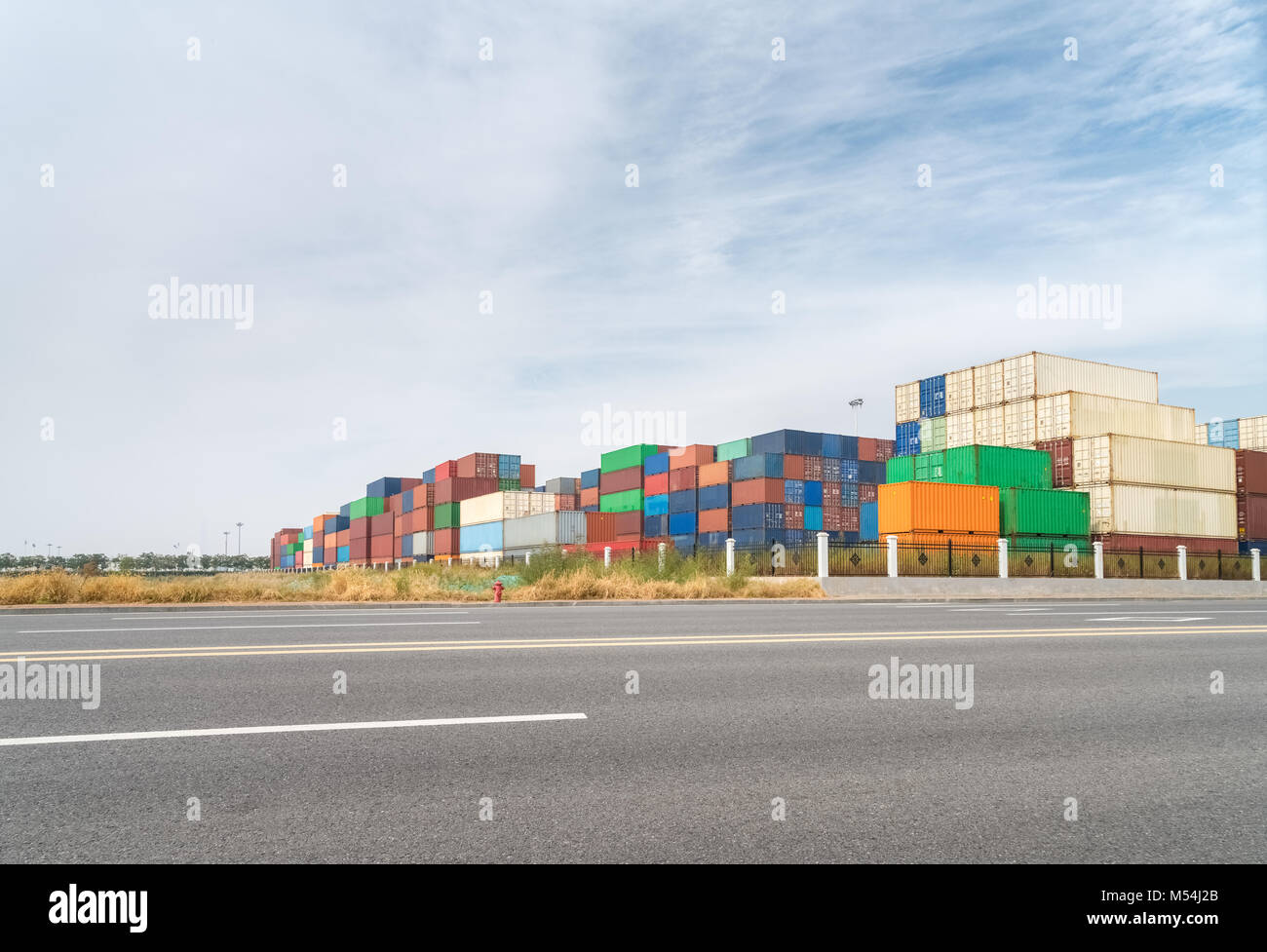Autobahn und Container Yard Stockfoto