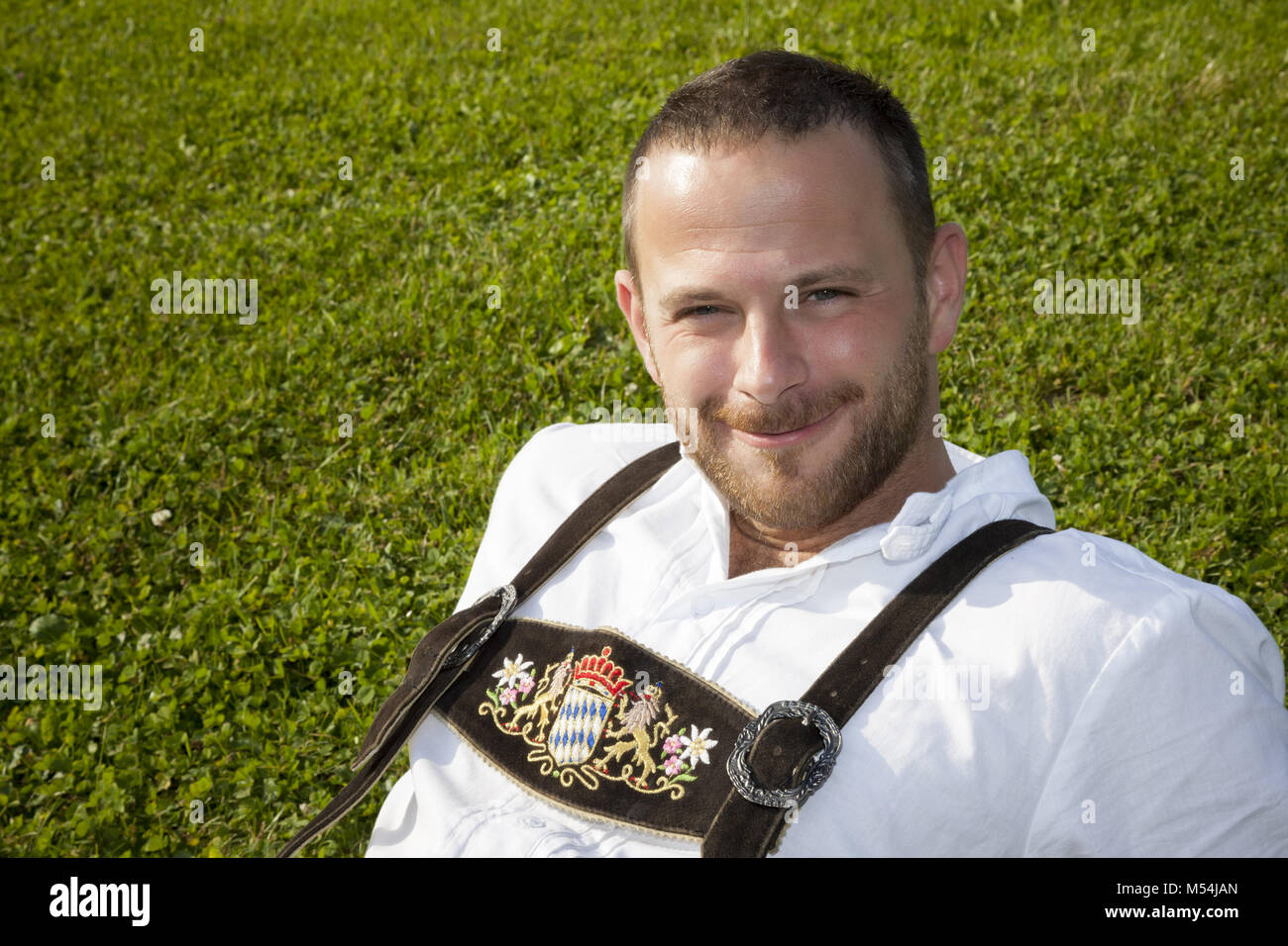 Bayerischer tradition Mann im Gras Stockfoto