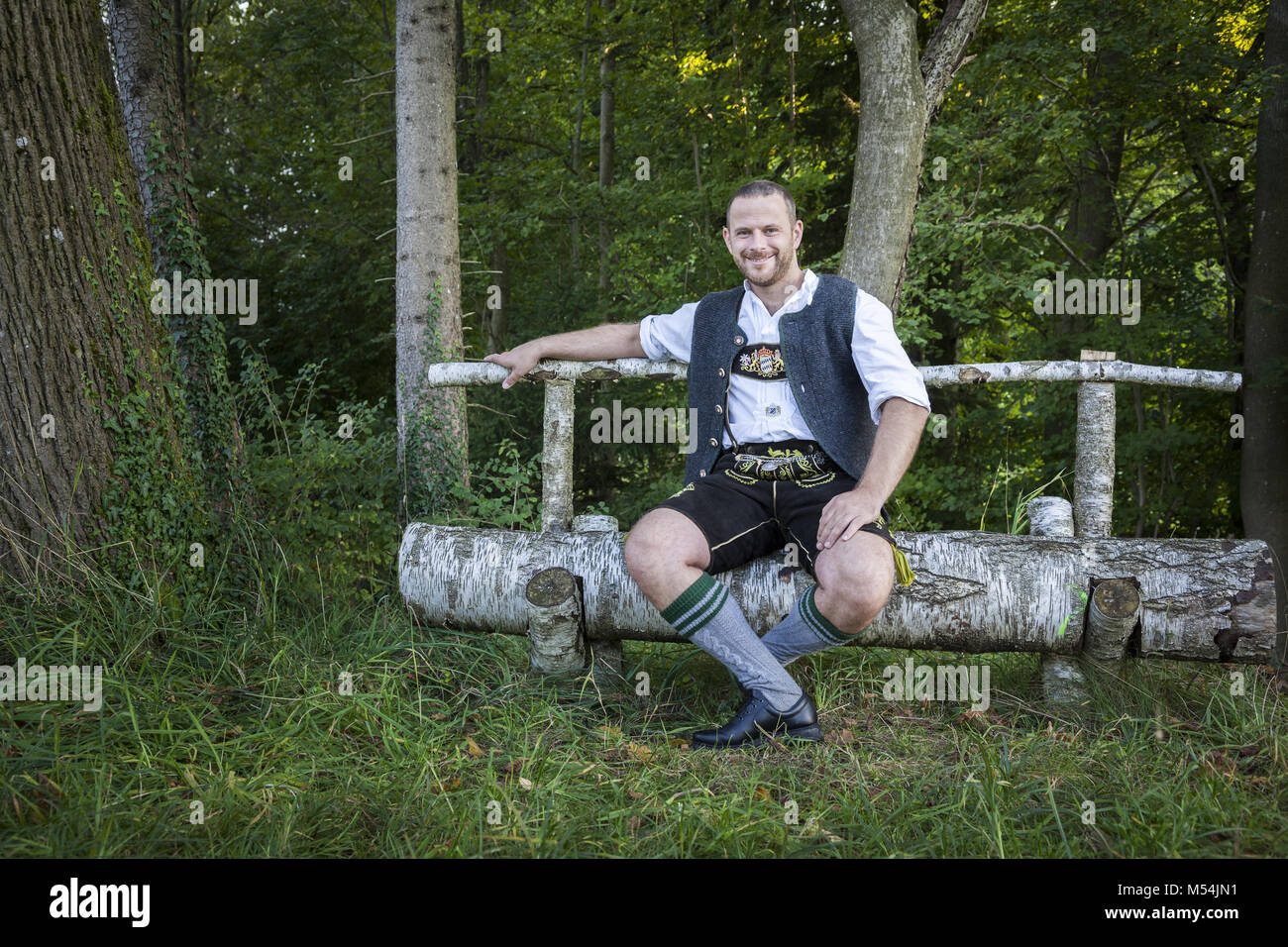 Bayerischer tradition Mann im Gras Stockfoto