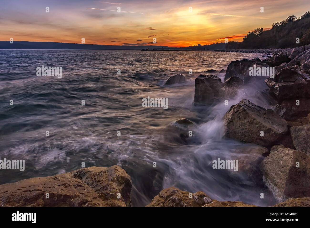 Splash Wellen auf die Felsen Stockfoto