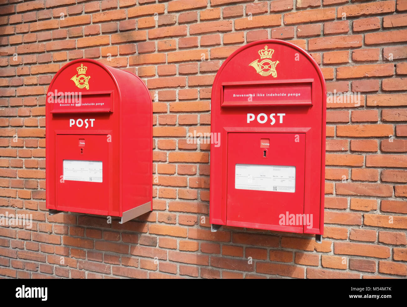 Roten Briefkästen auf Ziegelmauer Stockfoto